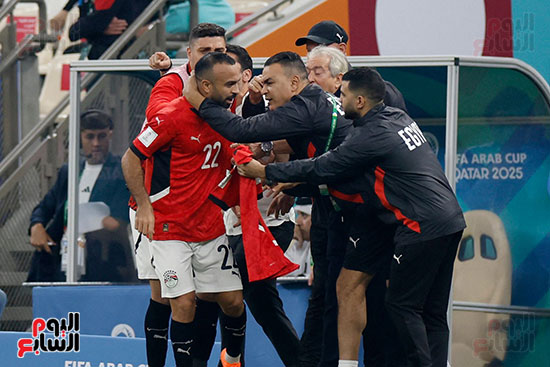 الجهاز الفني يعطي تعليماته لقفشة