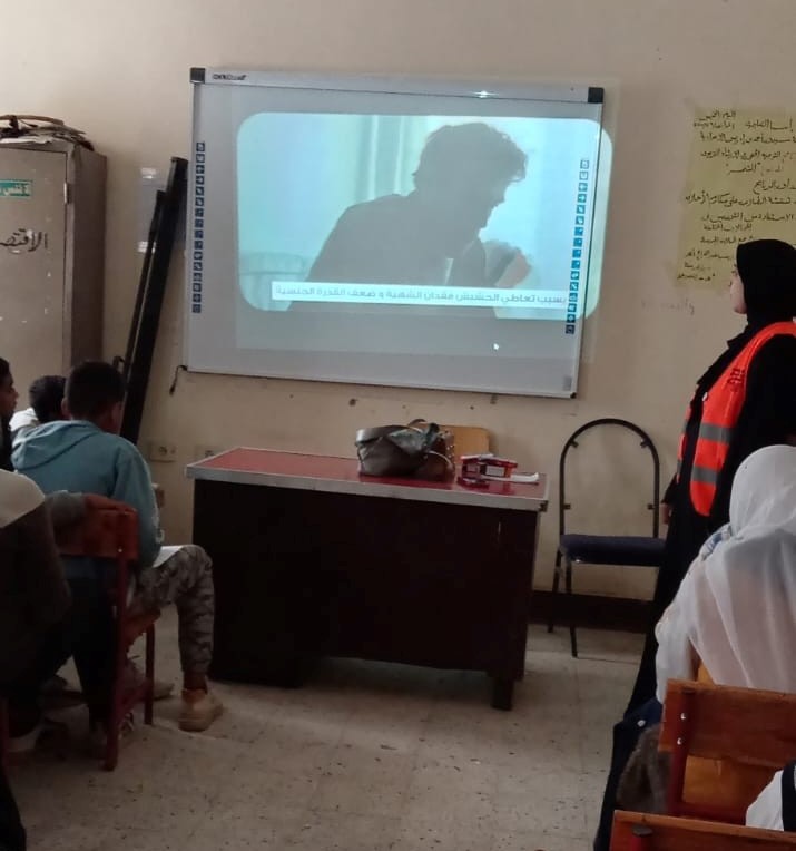 عرض ثلاثة أفلام على الطلاب للتوعية بمخاطر الإدمان بالأقصر