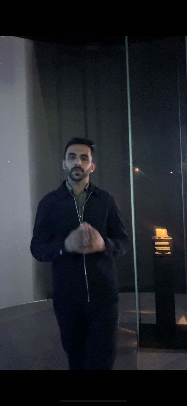 الزميل محمد أسعد امام نيزك مورشيسون بمتحف التاريخ الطبيعي بأبوظبي