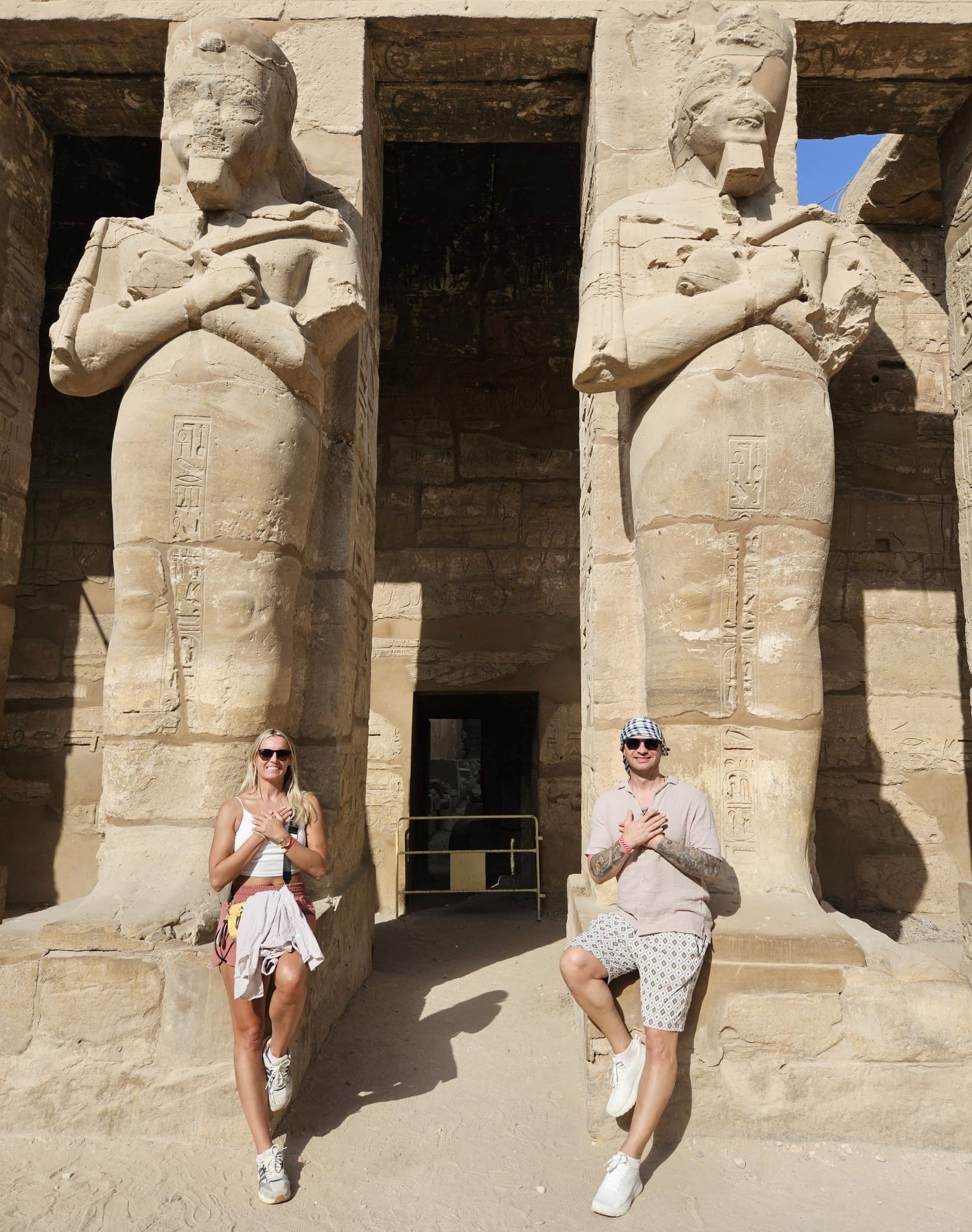 سياح العالم يستمتعون بمشاهد مبهجة بين معابد ومقابر الأقصر