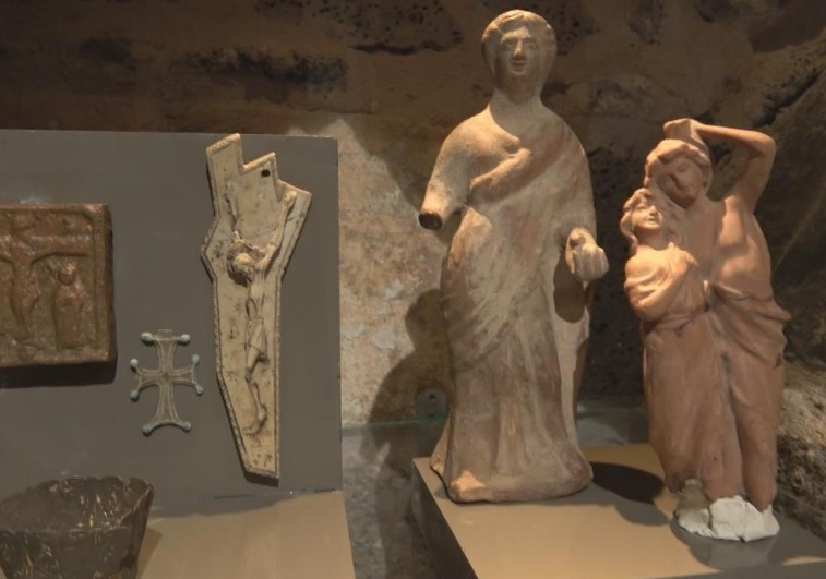 قطع أثرية مزيفة قطع أثرية مزيفة