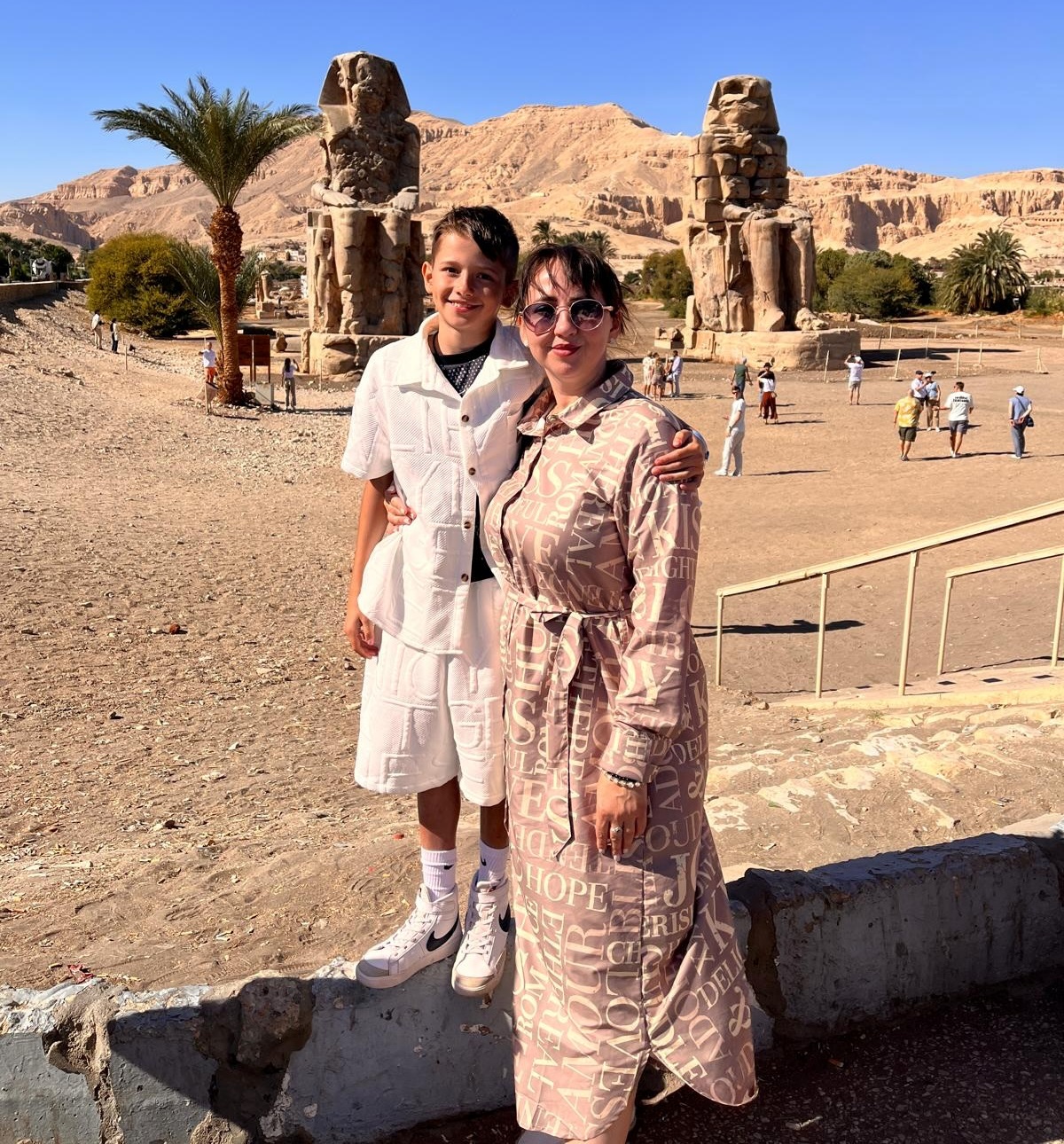 متعة العائلات الأجانب في منطقة تمثالى ممنون