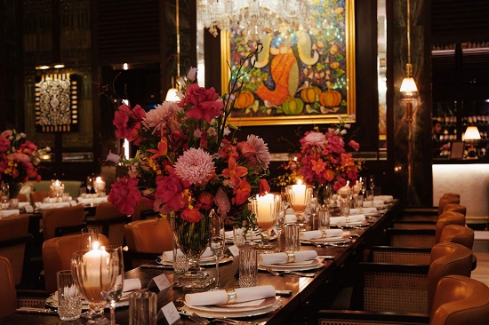 تناول العشاء داخل مطعم