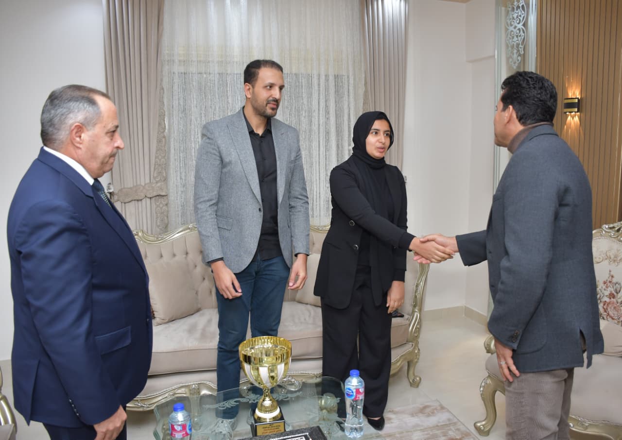 وزير الشباب والرياضة ومحافظ بورسعيد يقدمان واجب العزاء (1)