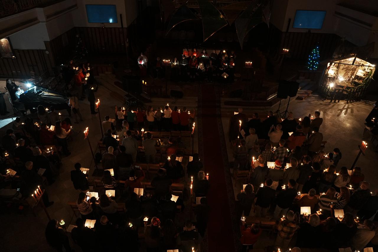 الاحتفالات فى الكنيسة على ضوء الشموع الاحتفالات فى الكنيسة على ضوء الشموع