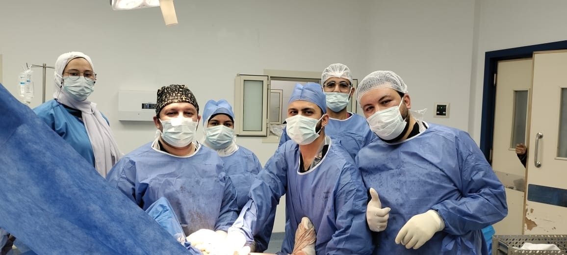الفريق الجراحي بالمستشفى