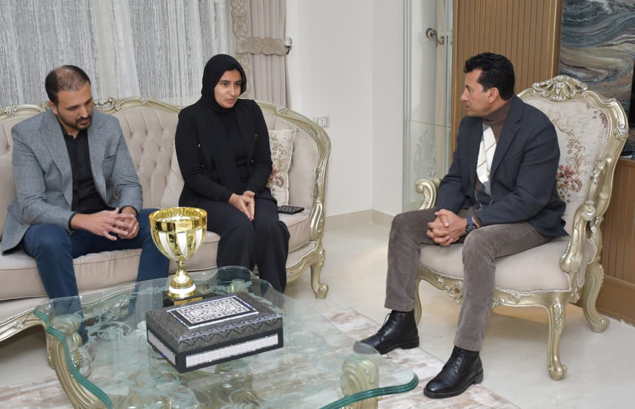 وزير الشباب والرياضة ومحافظ بورسعيد يقدمان واجب العزاء (6)