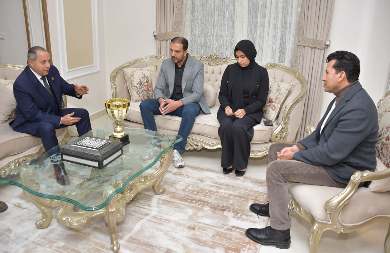 وزير الشباب والرياضة ومحافظ بورسعيد يقدمان واجب العزاء (2)