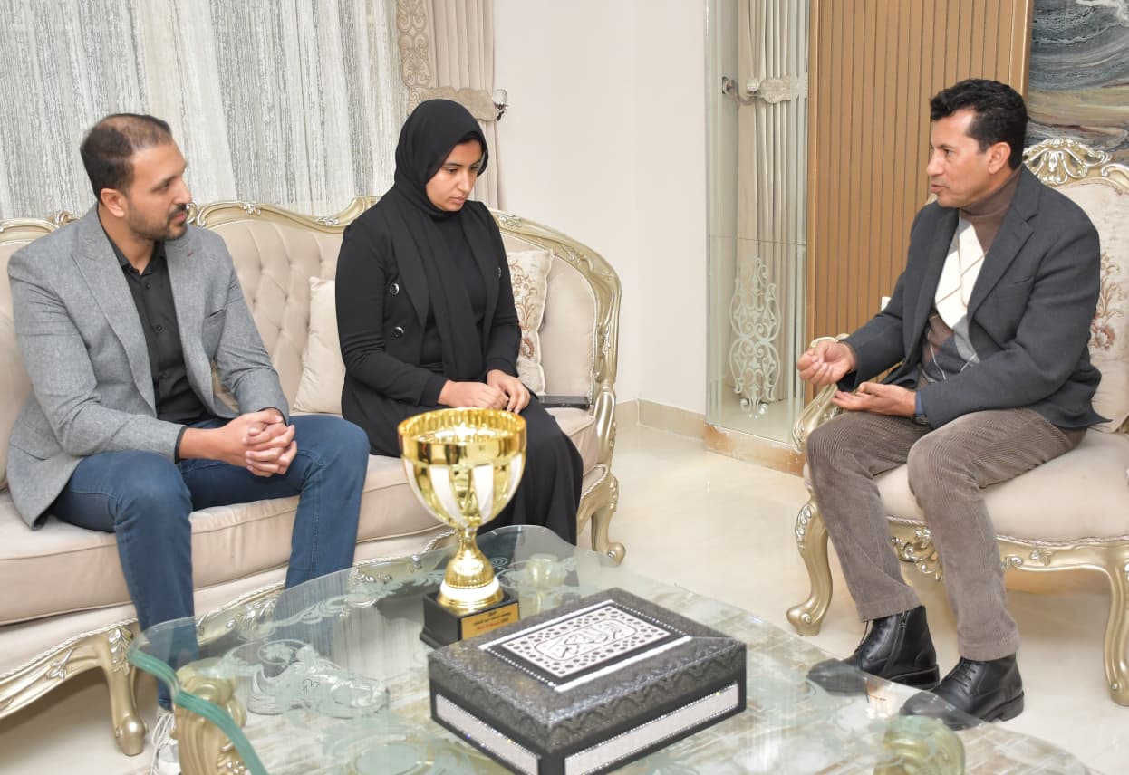 وزير الشباب والرياضة ومحافظ بورسعيد يقدمان واجب العزاء (5)