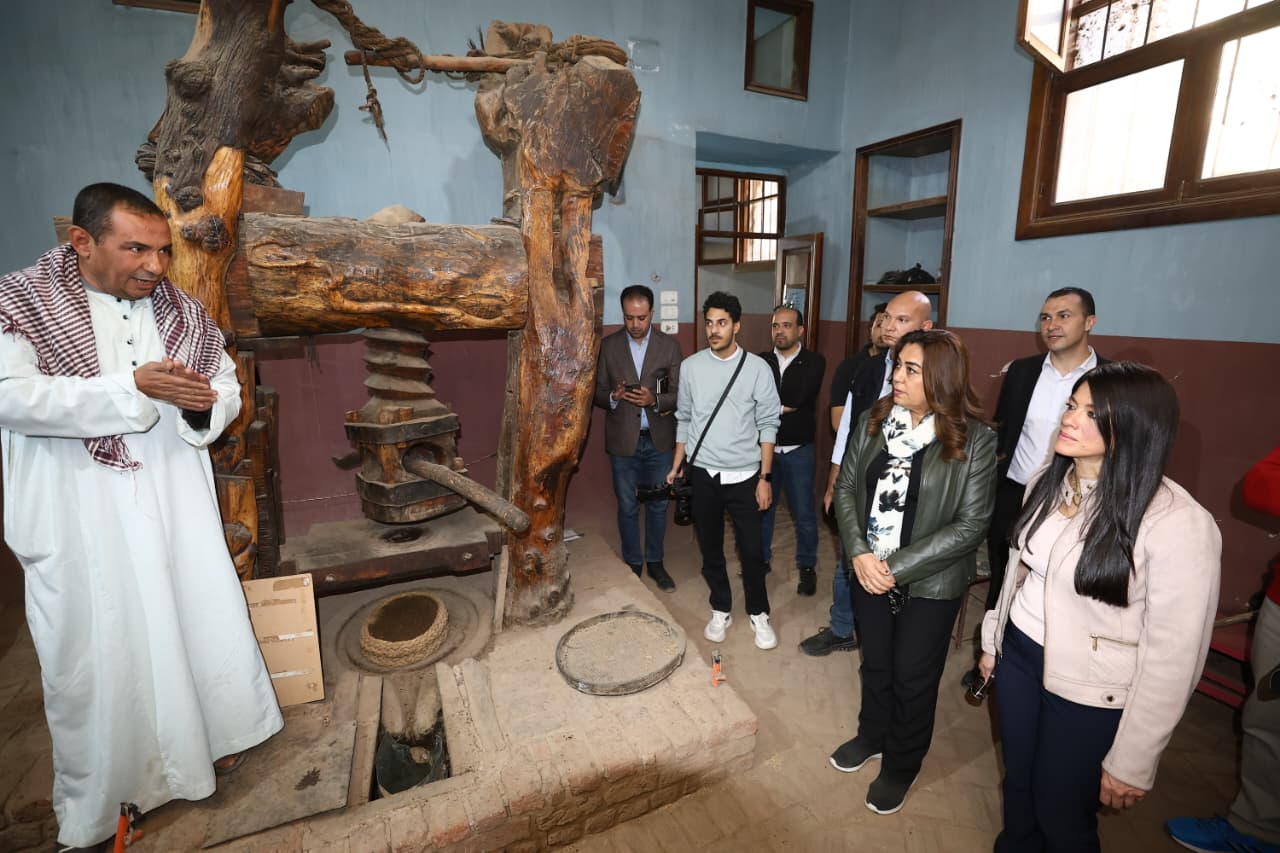 وزيرة التخطيط ووزيرة التنمية المحلية ومحافظ الأقصر يتفقدون تطوير كورنيش ومناطق إسنا التاريخية (6)