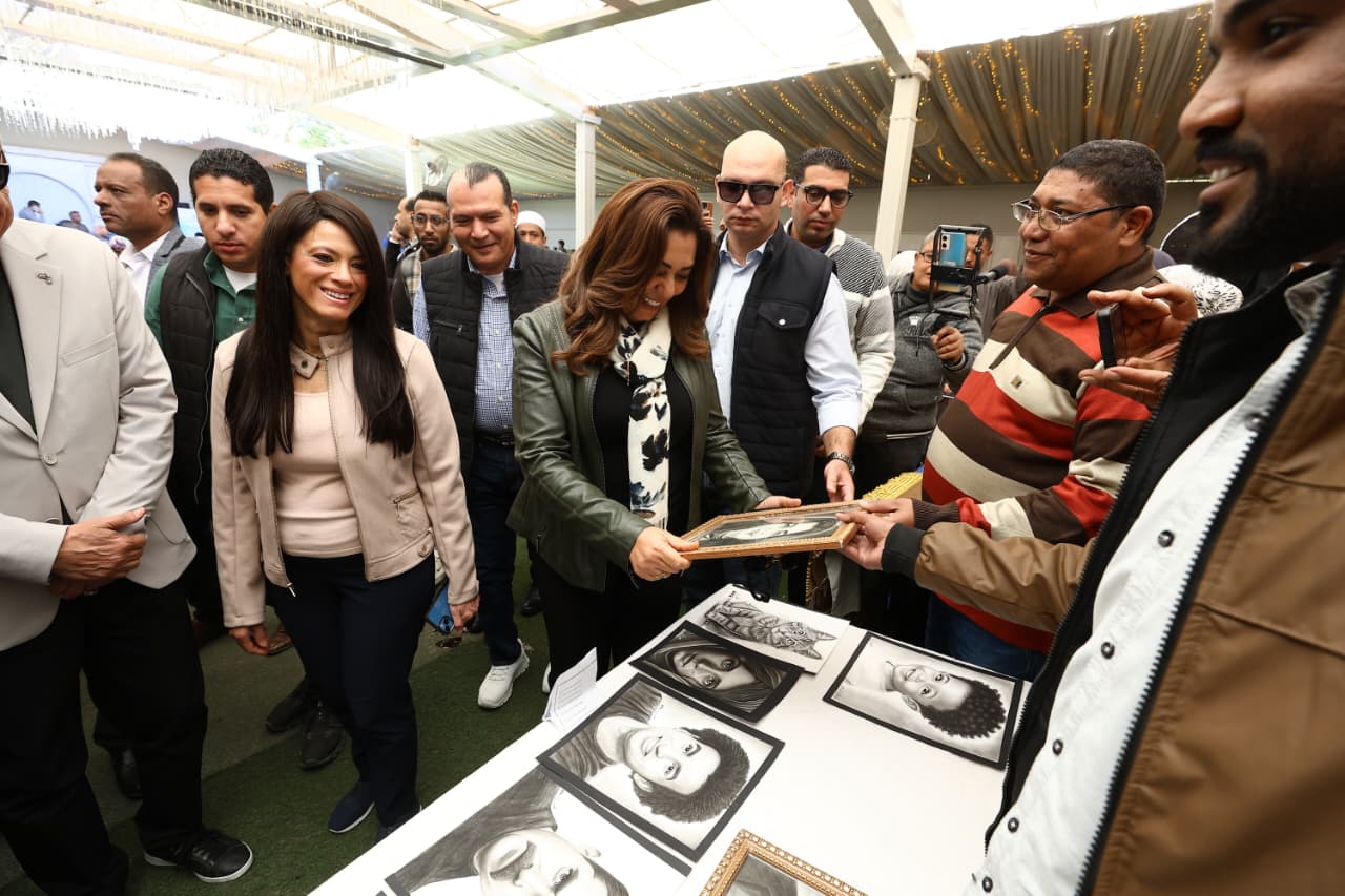 وزيرة التخطيط ووزيرة التنمية المحلية ومحافظ الأقصر يتفقدون تطوير كورنيش ومناطق إسنا التاريخية (4)