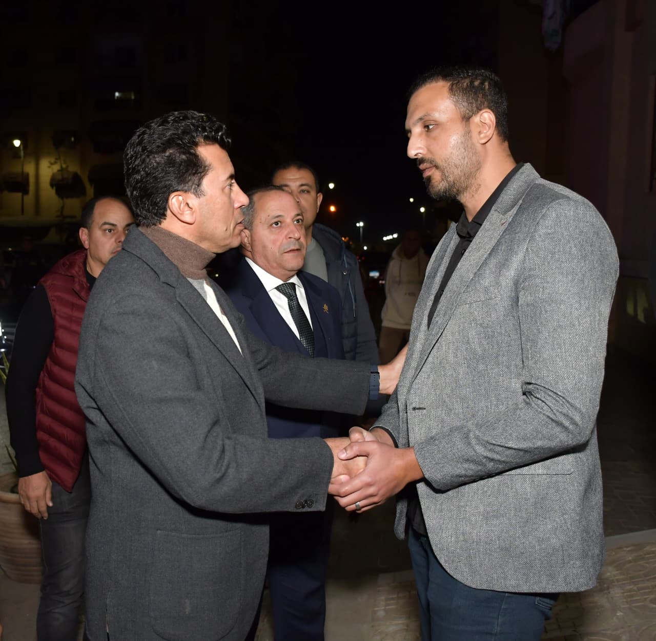 وزير الشباب والرياضة ومحافظ بورسعيد يقدمان واجب العزاء (4)