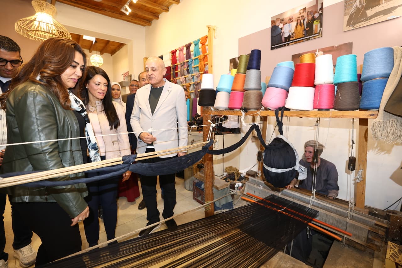 وزيرة التخطيط ووزيرة التنمية المحلية ومحافظ الأقصر يتفقدون تطوير كورنيش ومناطق إسنا التاريخية (7)