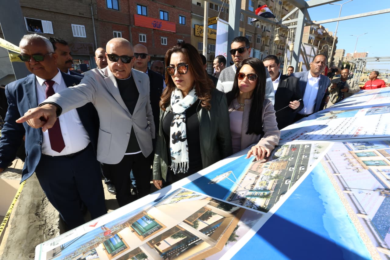 وزيرة التخطيط ووزيرة التنمية المحلية ومحافظ الأقصر يتفقدون تطوير كورنيش ومناطق إسنا التاريخية (3)