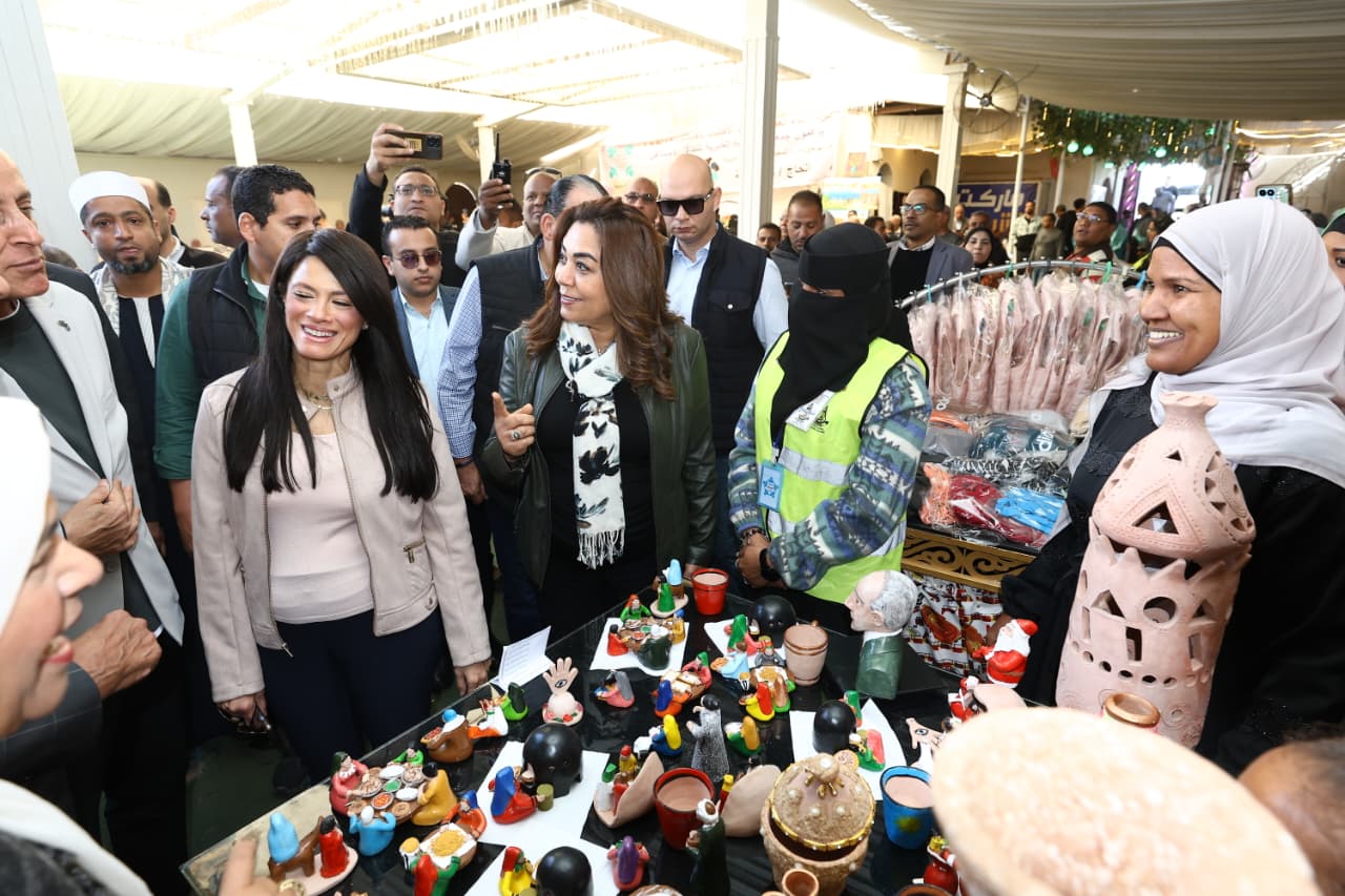 وزيرة التخطيط ووزيرة التنمية المحلية ومحافظ الأقصر يتفقدون تطوير كورنيش ومناطق إسنا التاريخية (5)