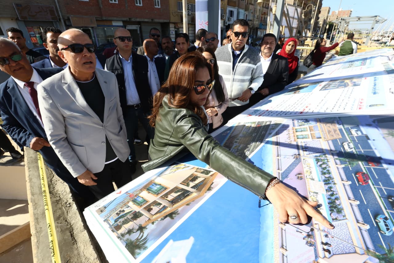 وزيرة التخطيط ووزيرة التنمية المحلية ومحافظ الأقصر يتفقدون تطوير كورنيش ومناطق إسنا التاريخية (2)