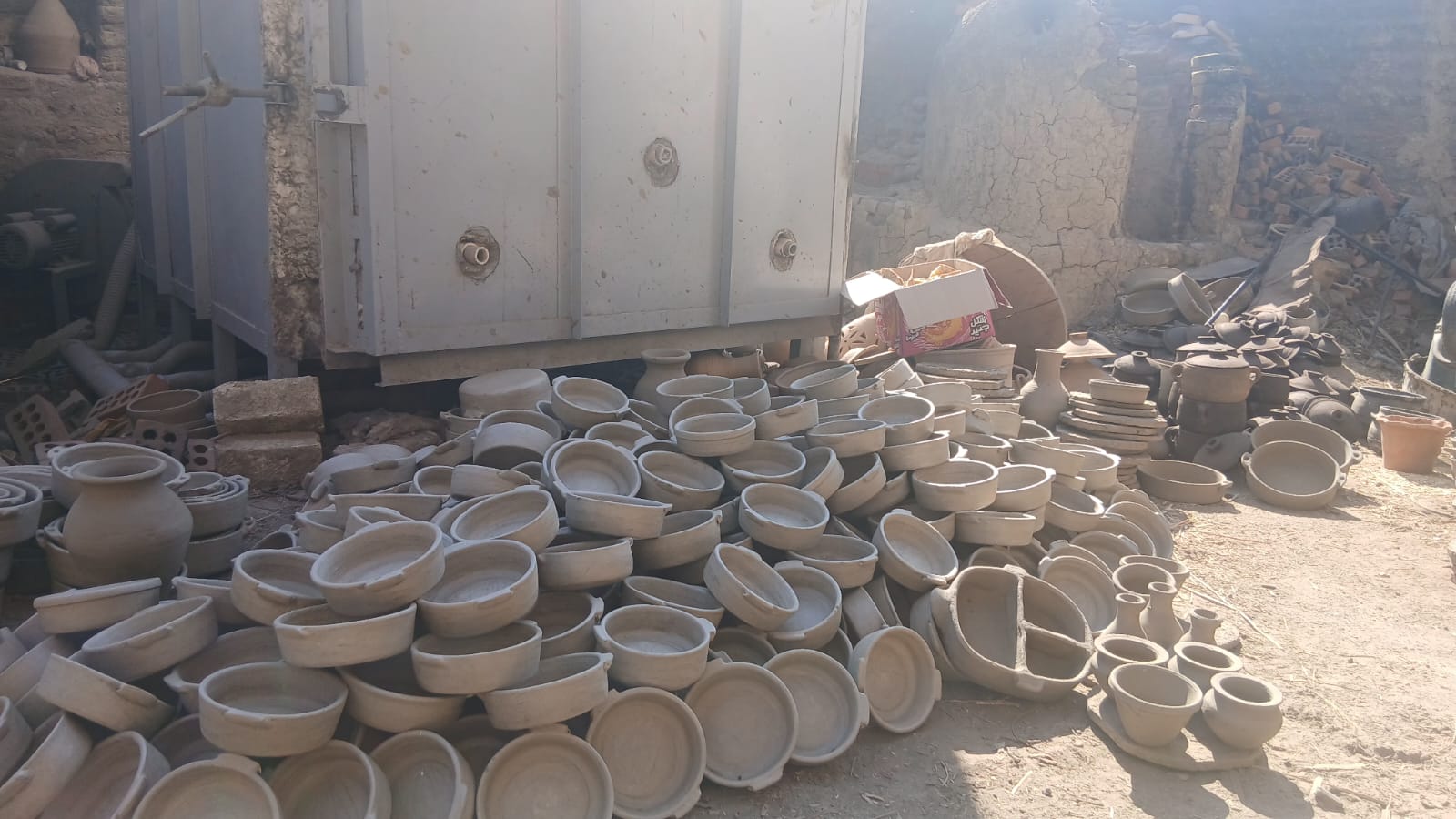 أواني فخارية بقنا