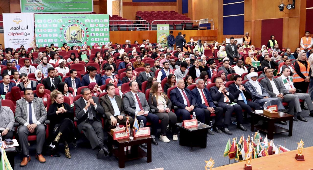 الدكتور عمرو عثمان خلال المشاركة في  فعاليات المنتدى العربي للشباب والبيئة