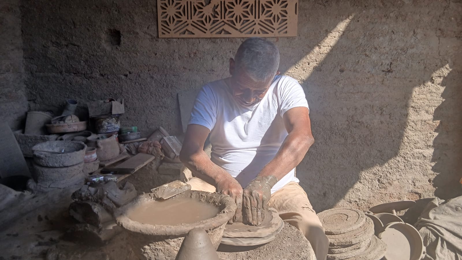 تصنيع أواني الطين الفخارية