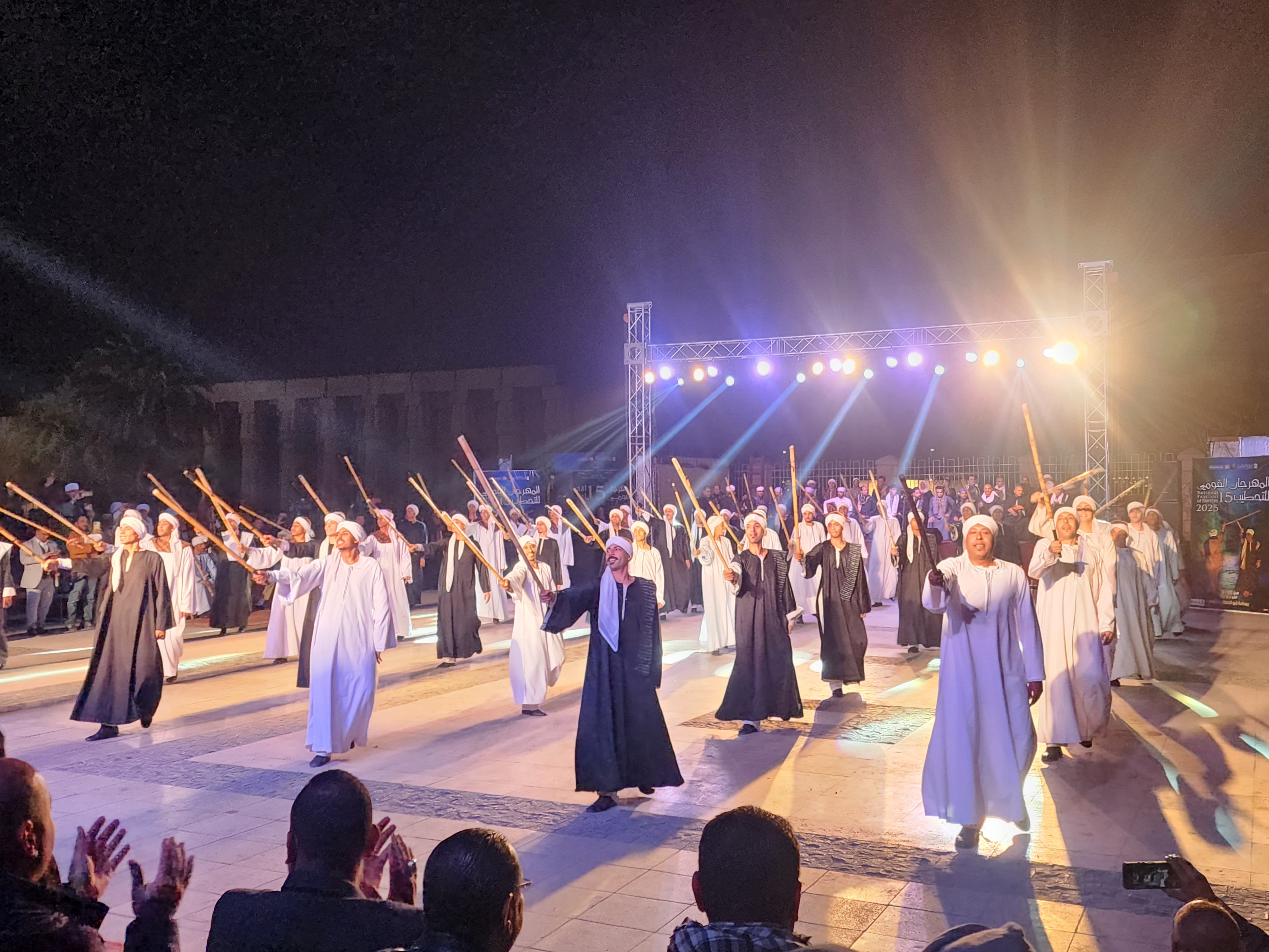 شيوخ التحطيب يبهرون الجمهور في أول ليالي المهرجان القومى للتحطيب بالأقصر (3)