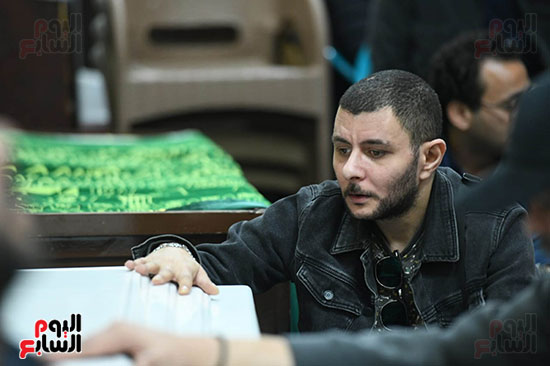 حزن عمر الفيشاوي في جنازة والدته سمية الالفي