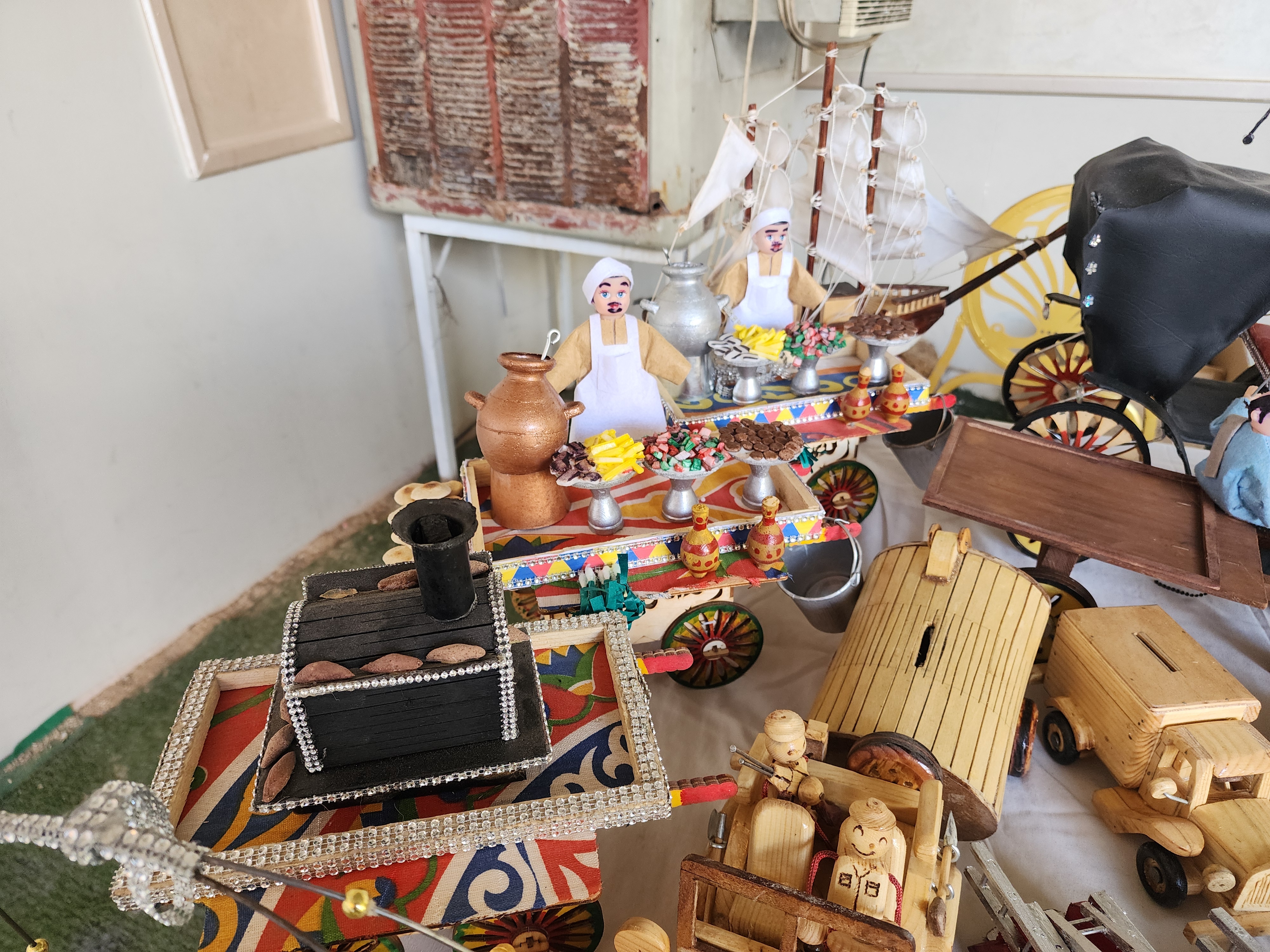 منتجات يدوية وإبداعات تراثية لفتيات إسنا