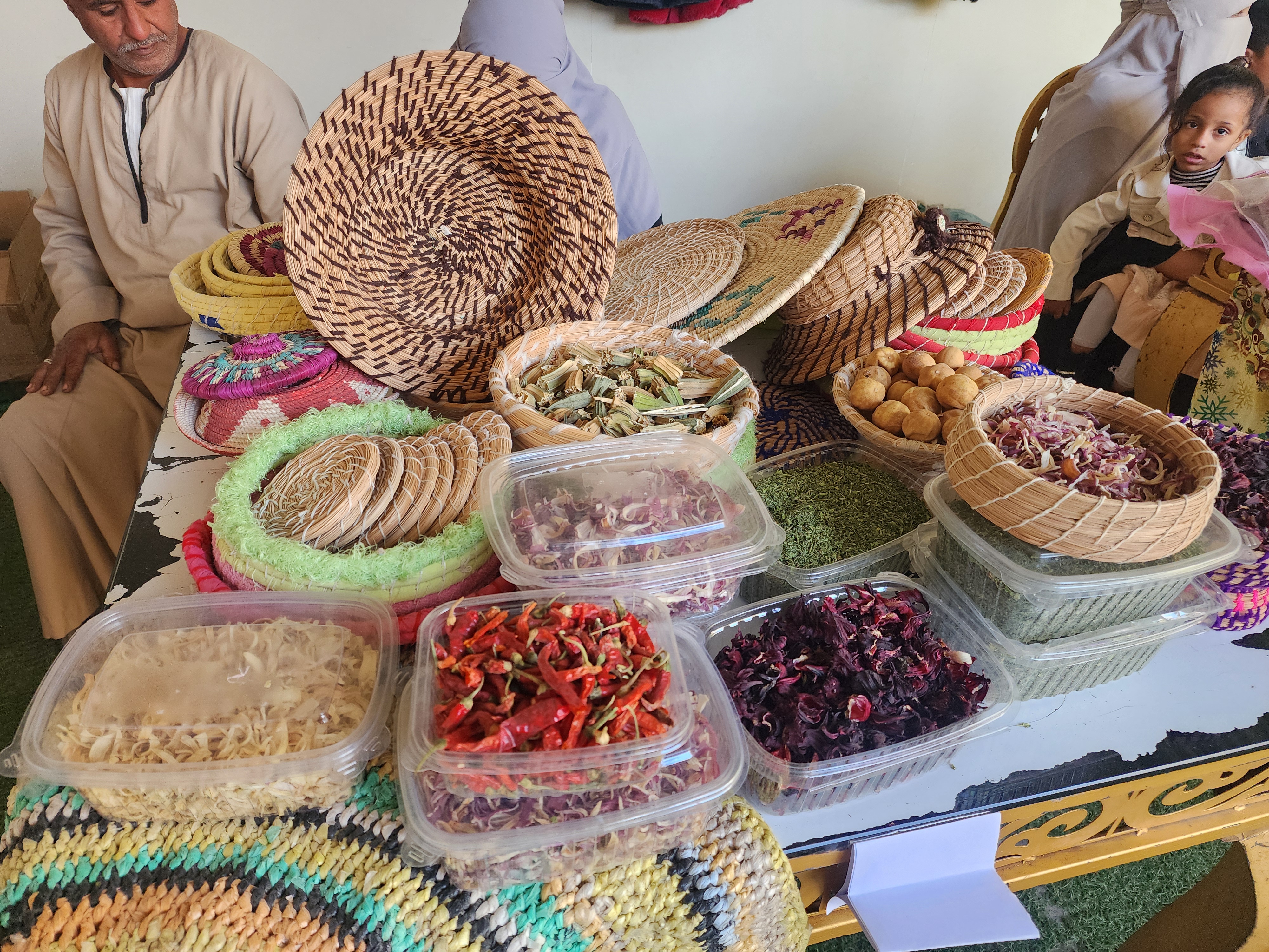 منتجات يدوية وإبداعات تراثية لفتيات إسنا في مهرجان المرأة الصعيدية بالأقصر