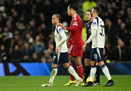 خروج  سيمونز