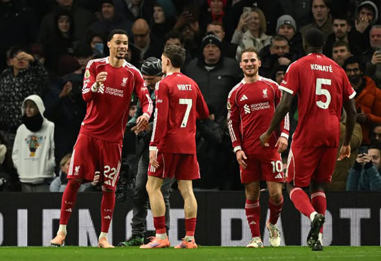 لاعبو ليفربول يحتفلون