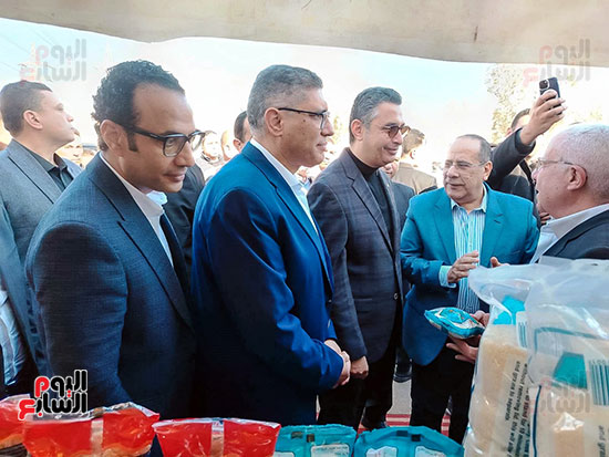محافظ الجيزة يتفقد المعرض