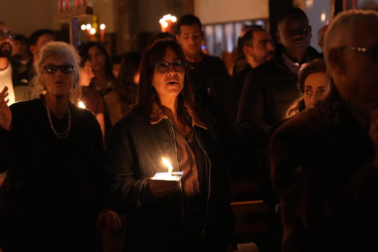 الاحتفال على ضوء الشموع الاحتفال على ضوء الشموع