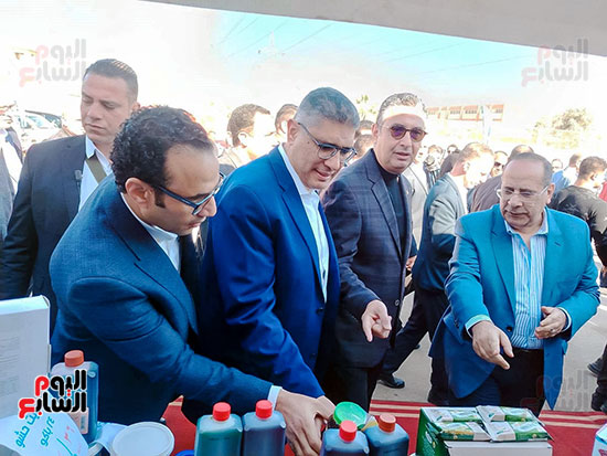 وزير التموين والمحافظ بالمعرض