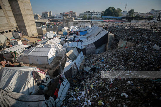 تكدس النقايات وسط الخيام