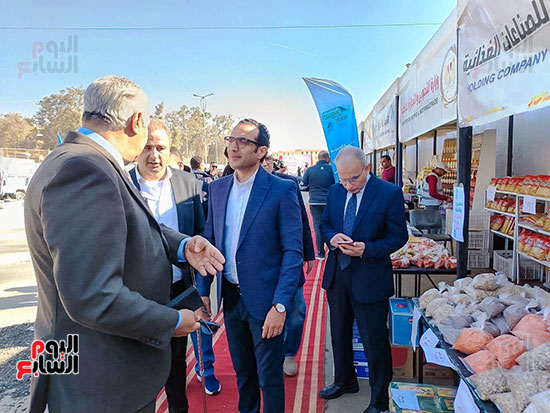 حديث مستشار وزير التموين مع القائمين على السوق