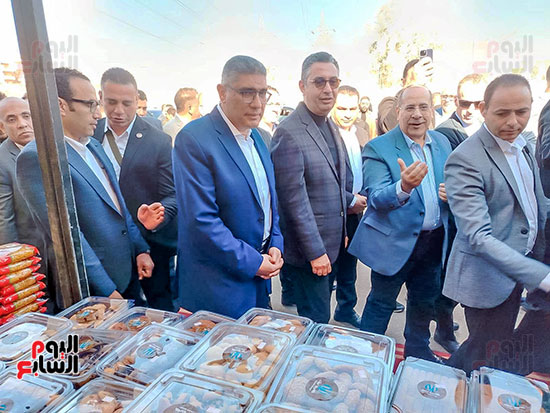 جولة وزير التموين ومحافظ الجيزة بالمعرض
