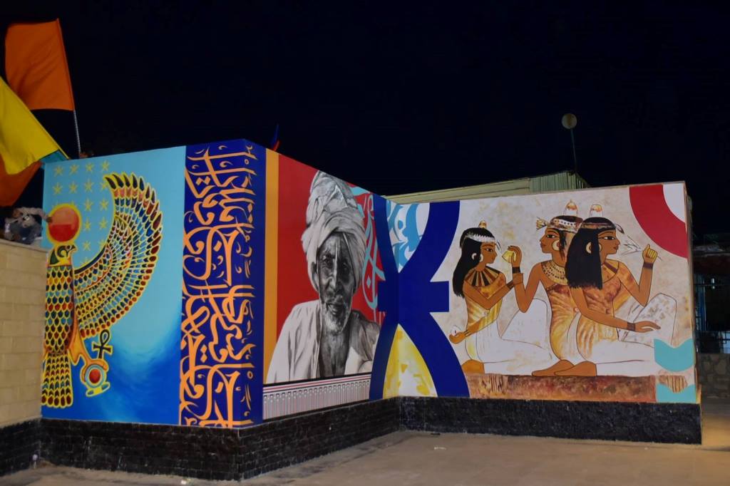 جداريات فرعونية وتراثية شعبية على الكورنيش الجديد بالقرنة