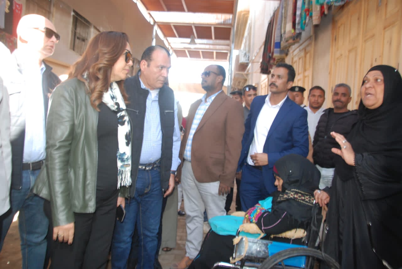 وزيرة التخطيط ووزيرة التنمية المحلية ومحافظ الأقصر يتفقدون تطوير كورنيش ومناطق إسنا التاريخية (8)