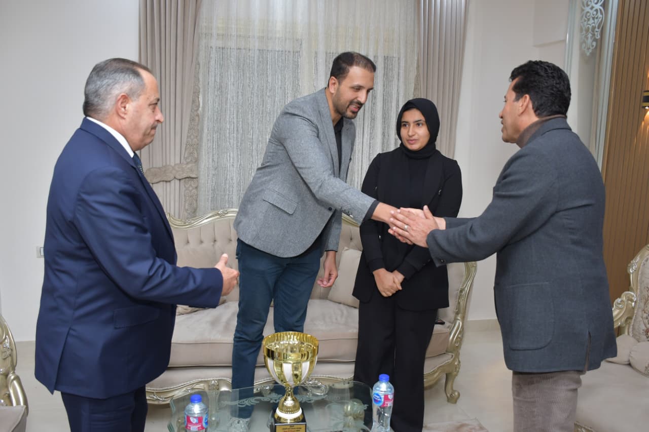 وزير الشباب والرياضة ومحافظ بورسعيد يقدمان واجب العزاء (3)