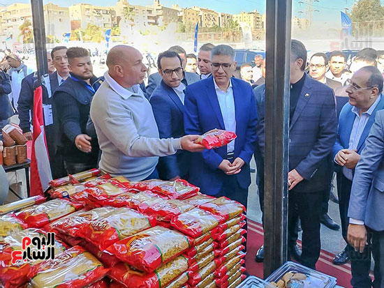 عرض منتج الارز على وزير التموين