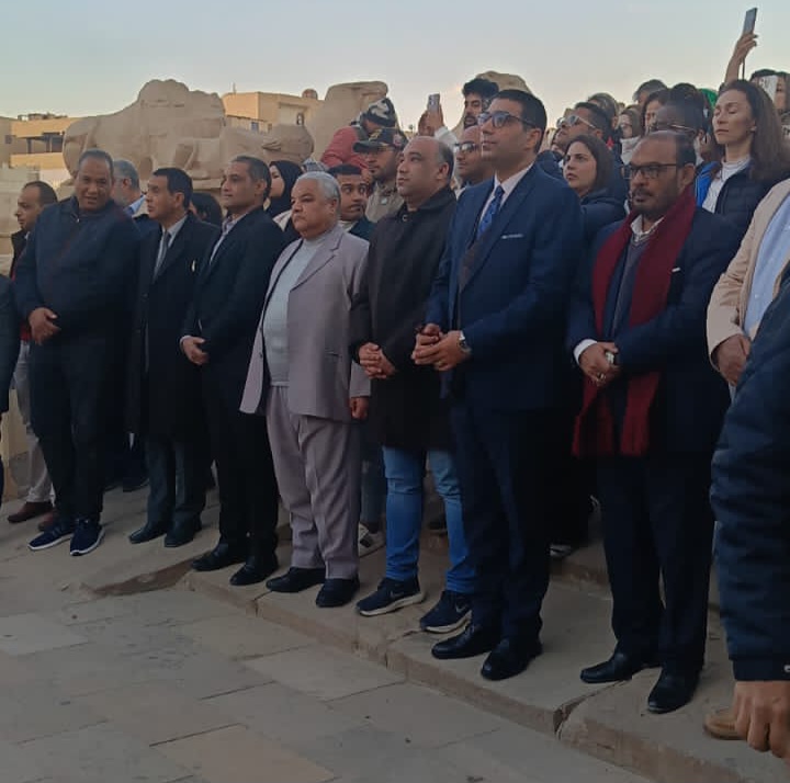 هيئة تنشيط السياحة بالأقصر توزع هدايا على السائحين في فعاليات تعامد الشمس على معبد الكرنك (4)