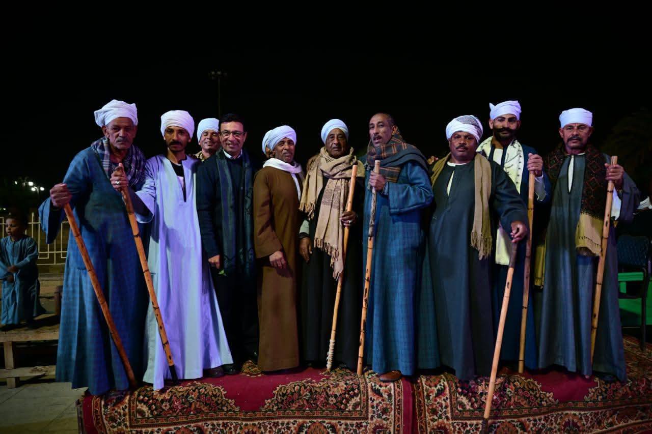 رئيس المهرجان مع شيوخ لعبة التحطيب من حول الصعيد