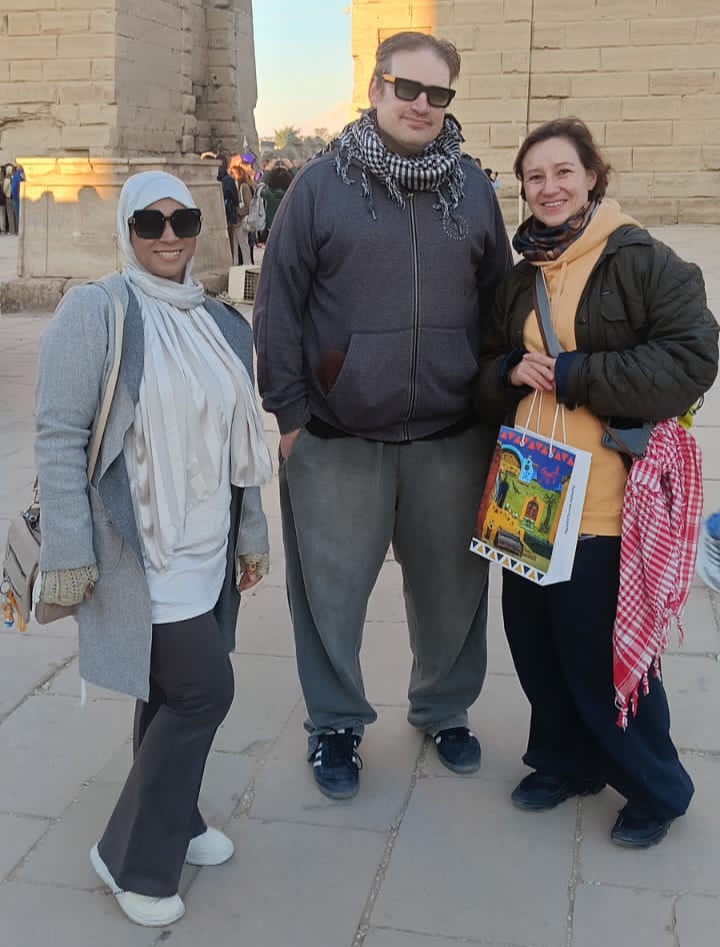 هيئة تنشيط السياحة بالأقصر توزع هدايا على السائحين في فعاليات تعامد الشمس على معبد الكرنك (5)