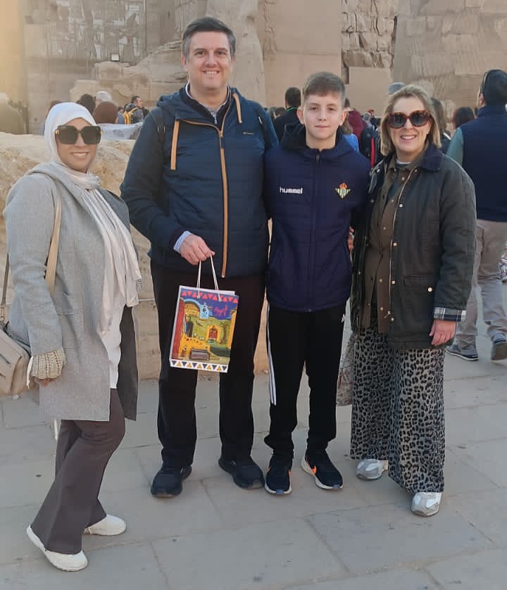 هيئة تنشيط السياحة بالأقصر توزع هدايا على السائحين في فعاليات تعامد الشمس على معبد الكرنك (7)