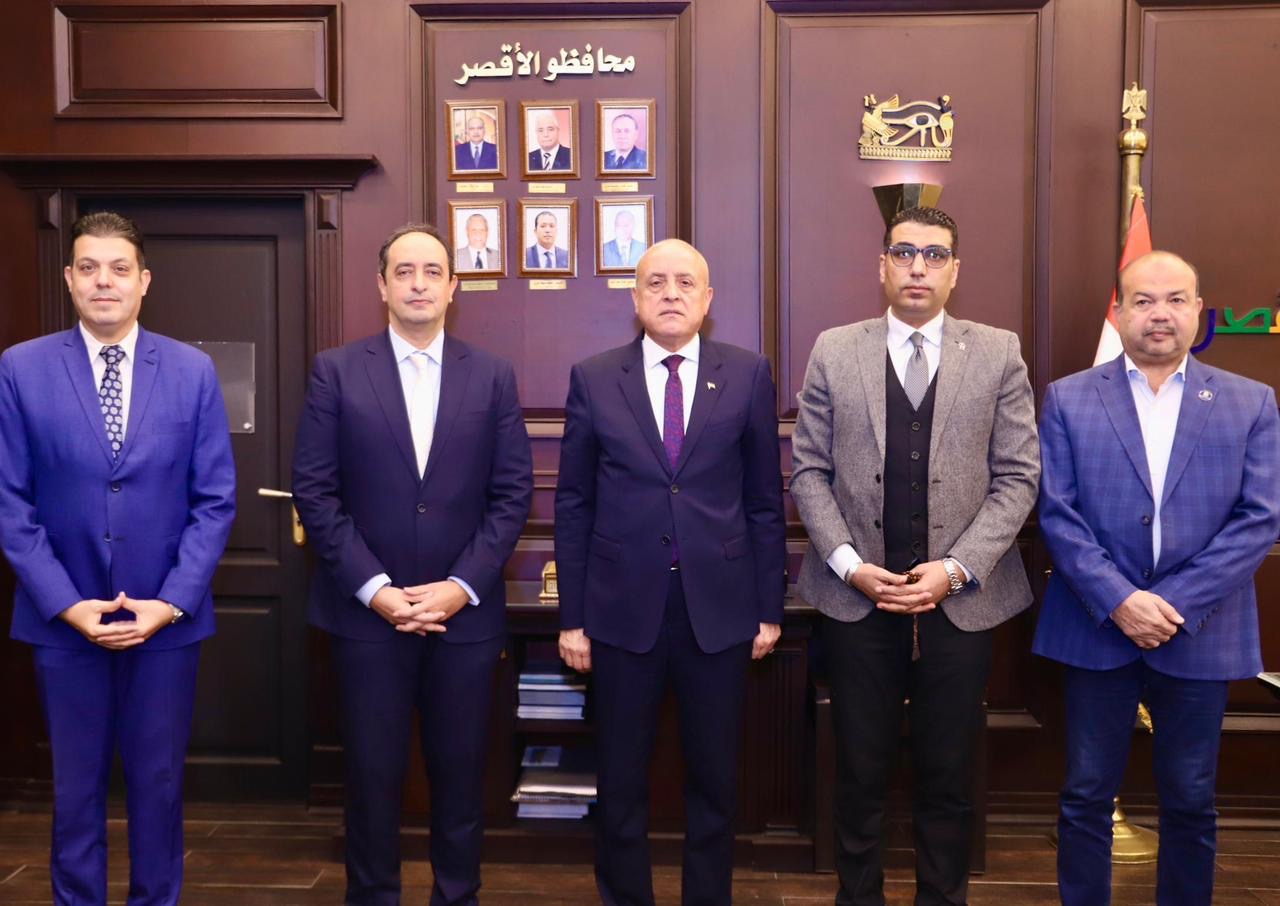 الدكتور عمرو عثمان مدير صندوق مكافحة الإدمان مع المهندس عبدالمطلب عمارة محافظ الأقصر 