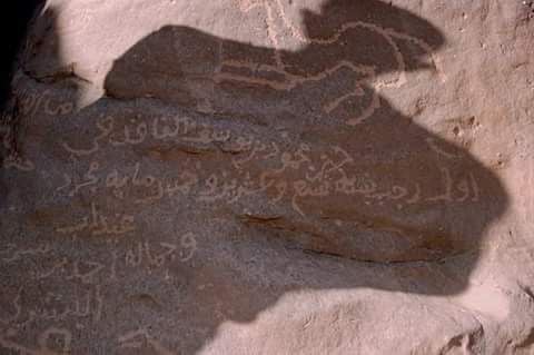 مخربشات على الصخور بالقرب من ميناء عيذاب