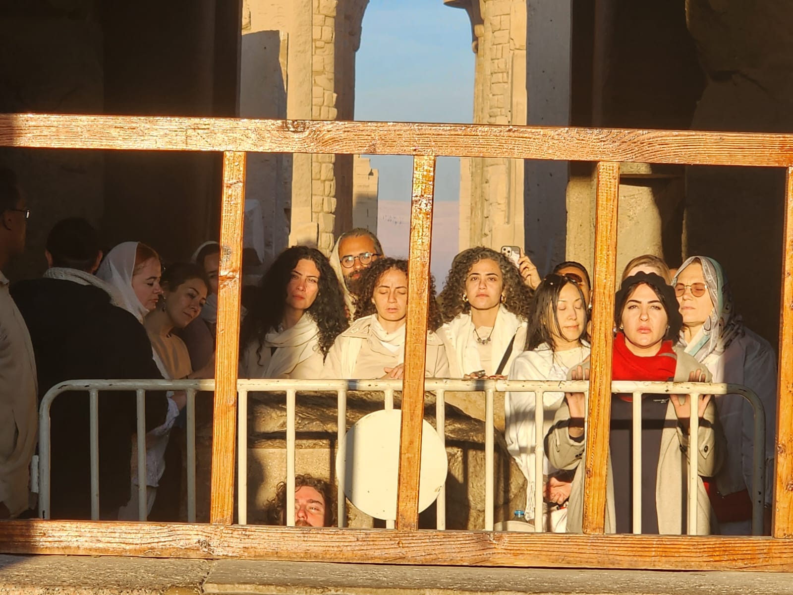 سياح العالم يستمتعون بتعامد الشمس (1)