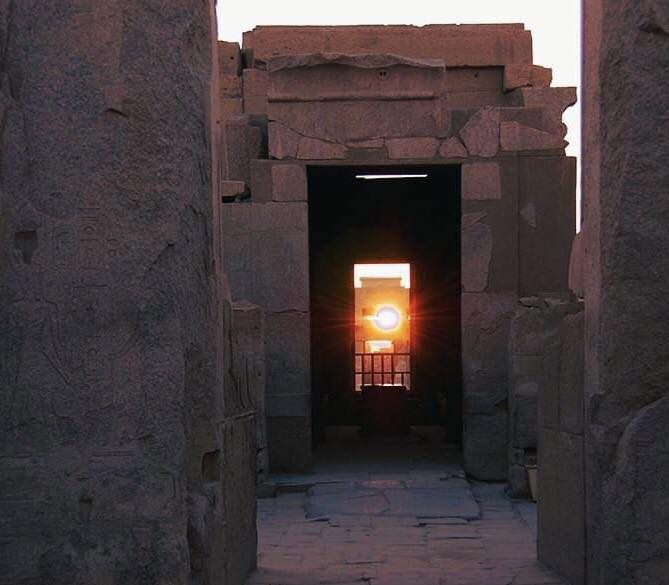 الأقصر تحتفل بظاهرة تعامد الشمس على مقصورة قدس الأقداس