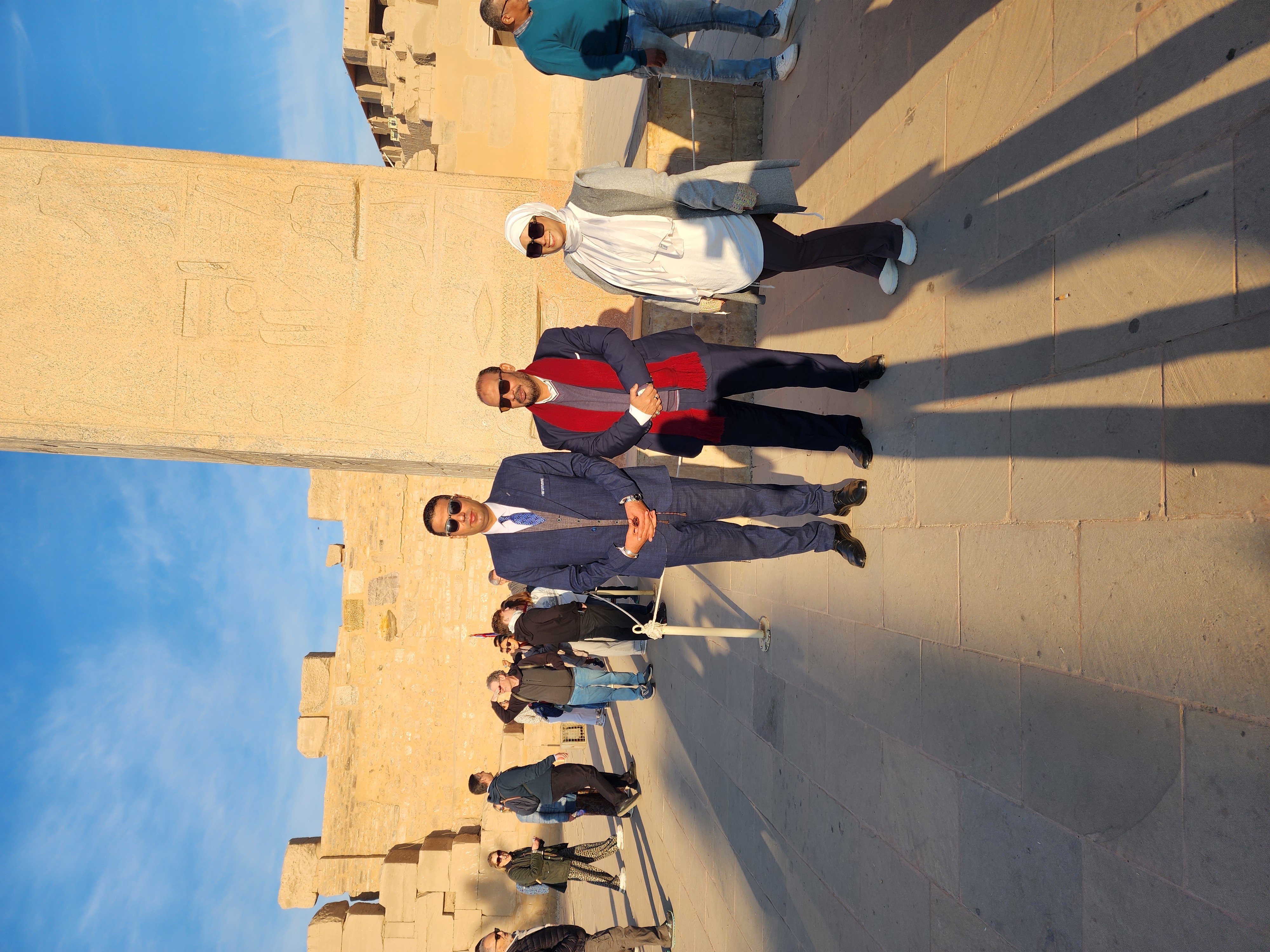 هيئة تنشيط السياحة بالأقصر توزع هدايا على السائحين في فعاليات تعامد الشمس على معبد الكرنك (2)