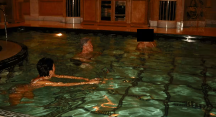 كلينتون في حمام السباحة