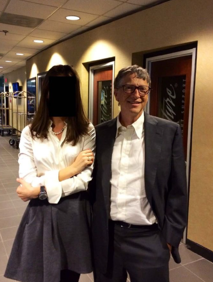 بيل غيتس مع امرأة